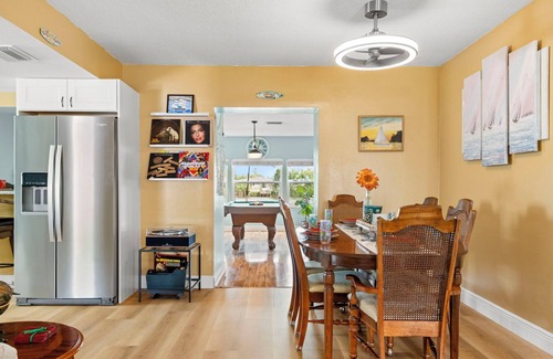 The Lakes House | Relaxing Lake House: Heated Pool, Birds, Fishing, Sunset Skies & Pool Table
