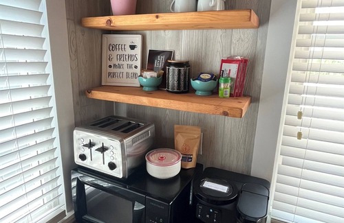 Kingsville Cottage | Relaxing lakefront cottage near wineries and beach