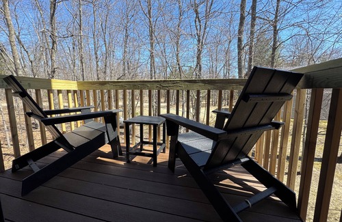 Remer House | Relaxing Lakefront Gem: Cozy Cabin, Hot Tub & Private Natural Shoreline