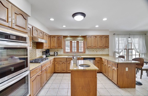 Henryville House | RELAXING LAKEFRONT! Private Fishing, Kayaks, Arcade, Poker Room and Home Gym!