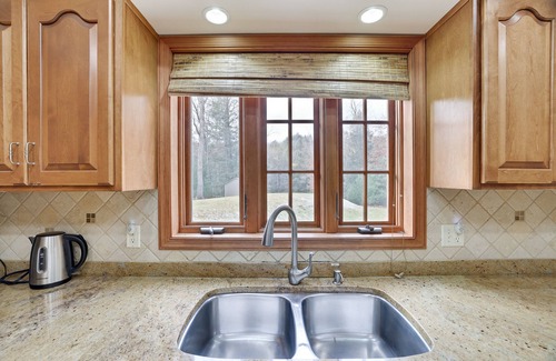 Henryville House | RELAXING LAKEFRONT! Private Fishing, Kayaks, Arcade, Poker Room and Home Gym!