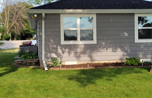 Hingham Cottage | Relaxing lakeside cottage just 20 minutes from Road America & Fond du Lac.