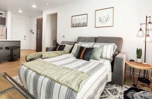 Draper Apartment | Relaxing Luxury Stay King Beds Pool Fitness Center