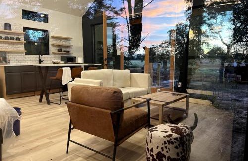 Cedar Creek House | Relaxing Modern stay on a Ranch