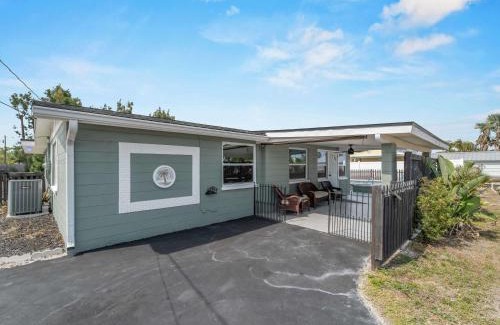 Englewood South House | Relaxing modest bungalow- Mins to Beach - Pool - Yard