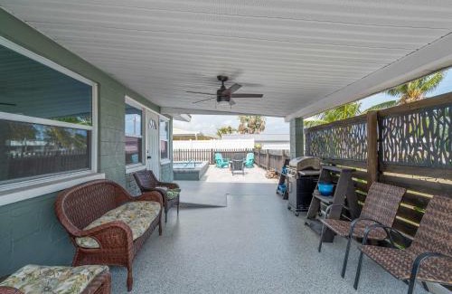 Englewood South House | Relaxing modest bungalow- Mins to Beach - Pool - Yard
