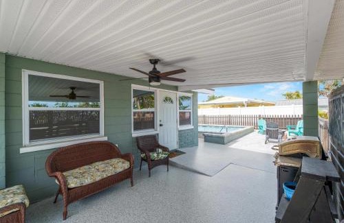 Englewood South House | Relaxing modest bungalow- Mins to Beach - Pool - Yard