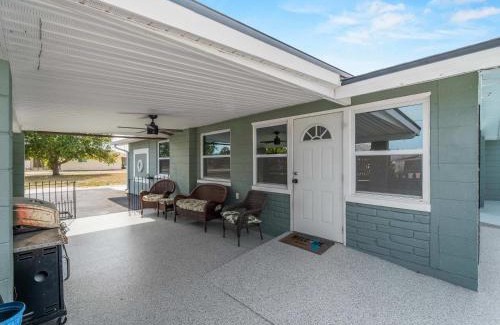 Englewood South House | Relaxing modest bungalow- Mins to Beach - Pool - Yard