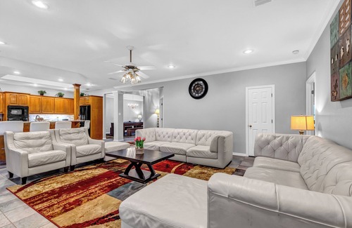 Austin House | ♥Relaxing Oasis♥Pool♥ Spa♥Steam shower☀ 3-Acre Backyard, Games/Activities!