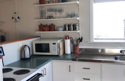 Waikanae House | Relaxing Olde Beach Holiday Bach