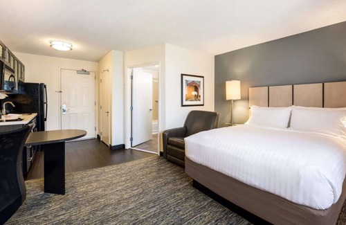 Libertyville House | Relaxing Pet-Friendly Hotel Suite with Kitchen! Independence Grove Dog Park nearby!