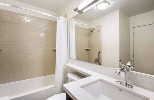Libertyville House | Relaxing Pet-Friendly Hotel Suite with Kitchen! Independence Grove Dog Park nearby!