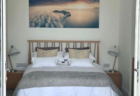 Niton Apartment | Relaxing private entrance ensuite room with stunning sea view and swimspa