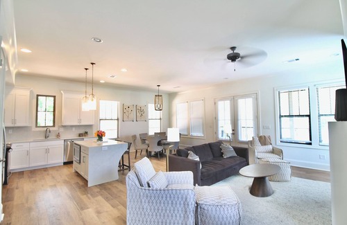 Northport House | Relaxing Retreat—Family Fun on Lake Tuscaloosa w/beach volleyball, games & dock!