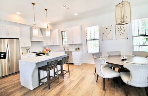 Northport House | Relaxing Retreat—Family Fun on Lake Tuscaloosa w/beach volleyball, games & dock!