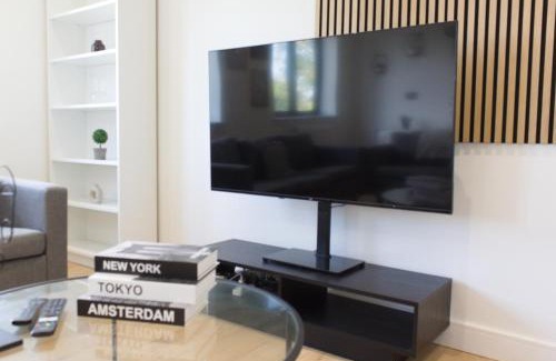 Coulsdon West Apartment | Relaxing Retreat in Purley - Gatwick Airport Nearby