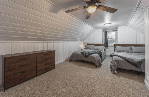 Rockford House | Relaxing Rockford Stay 3 br 1 bath in the heart of Northern Illinois Family Friendly