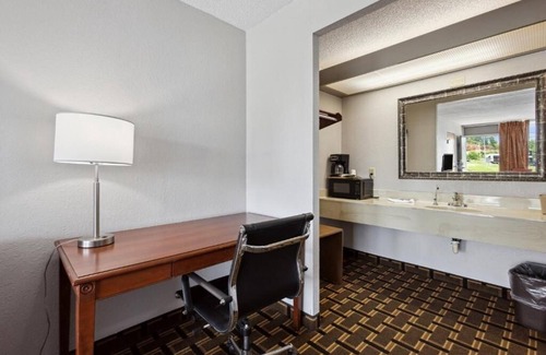 Greeneville Hotel | Relaxing Room Near Historic Site With Pets Welcome and Parking