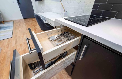 Downtown Hartford Apartment | Relaxing Space Downtown - Close To Hospitals - Free Parking and Wifi