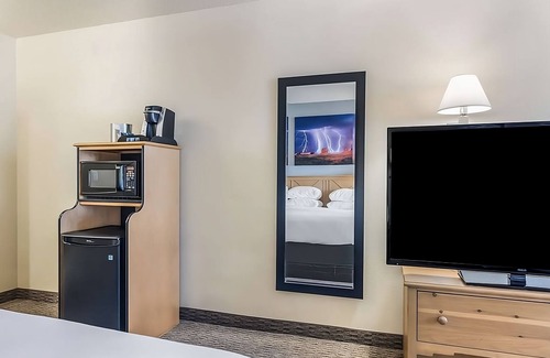 Palm Valley Hotel | Relaxing Spacious Unit Near Attractions, Free, Wifi, Pool, Parking, Breakfast
