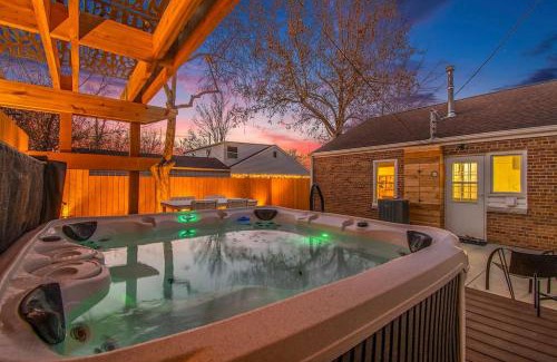Benson House | Relaxing Spot with Zen Garden & Year-Round Hot Tub