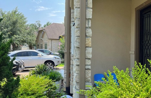 Klein House | Relaxing Spring Getaway – Stylish 4BR Home Close to Everything