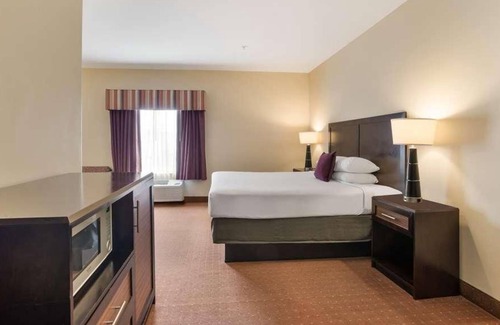 Saint Landry House | Relaxing Stay at Knights Inn Bunkie! Pool, Free Parking, Free Breakfast