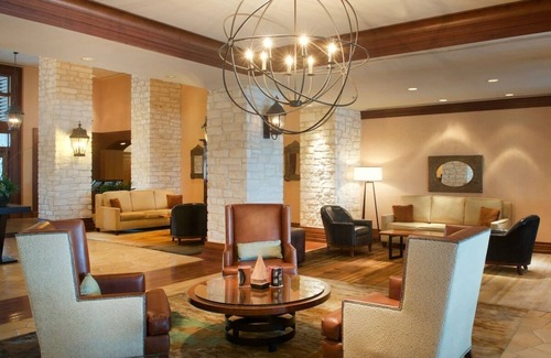 Lakeway Hotel | Relaxing Stay! Balcony, Outdoor Pool, Pet-Friendly!
