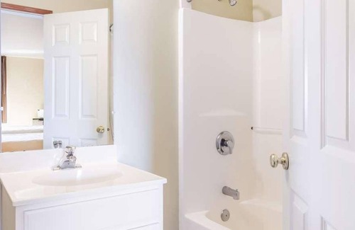 Aberdeen House | Relaxing Stay! Free Parking and Breakfast, Pets Allowed, Near Peels Slough!