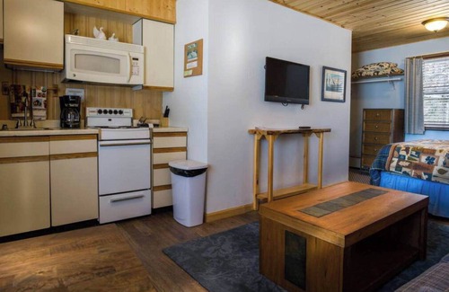 Rice Lake Cabin | Relaxing stay on the lake in Room 5 - The Swans - Curriers Lakeview Lodge