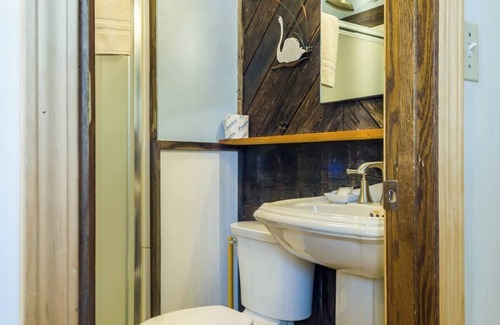 Rice Lake Cabin | Relaxing stay on the lake in Room 5 - The Swans - Curriers Lakeview Lodge