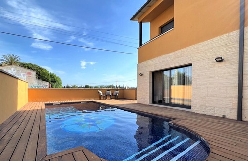 Sant Pere Pescador House | Relaxing Villa with Pool, Garden, BBQ & Parking, Near Beach - Pet Friendly, Sleeps 8