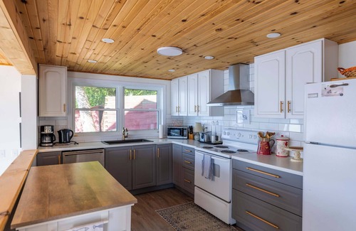 Central Frontenac House | Relaxing waterfront family retreat