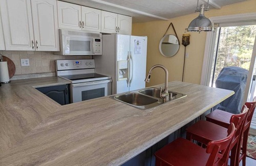 North Frontenac Cottage | Relaxing Waterfront Cottage Escape