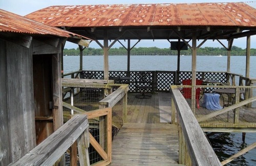 Ferriday House | Relaxing Waterfront Lakehouse with pier. Kid friendly. Natchez close by.