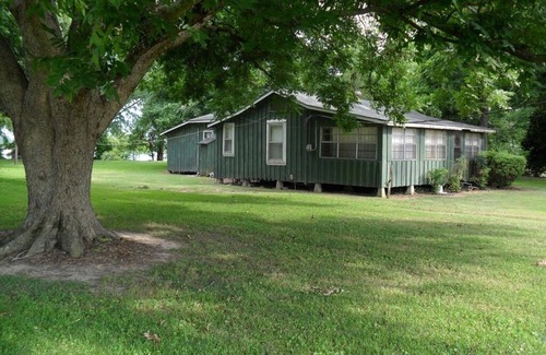 Ferriday House | Relaxing Waterfront Lakehouse with pier. Kid friendly. Natchez close by.