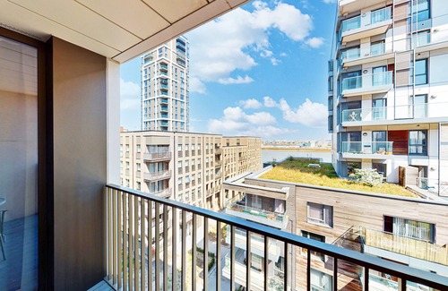 Peninsula Apartment | REM - Superb Studio in Greenwich with balcony & roof top