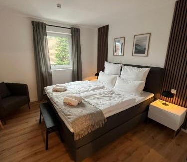 Elgersweier Apartment | REMA Homes - 180x200 Bett Küche Bad 50' TV Tiefgarage