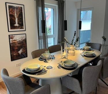Elgersweier Apartment | REMA Homes - 180x200 Bett Küche Bad 50' TV Tiefgarage