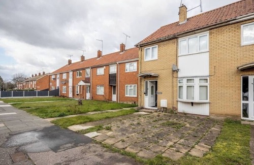 Basildon House | Remaj Accommodation, 4 Bedrooms, 6 Beds , sleeps 7 & free residential parking