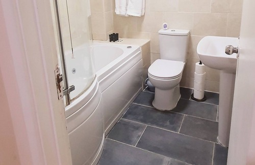 Slough Apartment | Remarkable 1-Bed Flat in Slough, Near Farnham Road