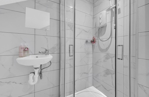 Hillingdon Apartment | Remarkable Serviced Room West Drayton London UB7