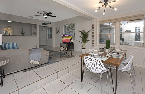 Parkside Apartment | Remodeled! 3/2 tropical retreat ★ Beach and shops
