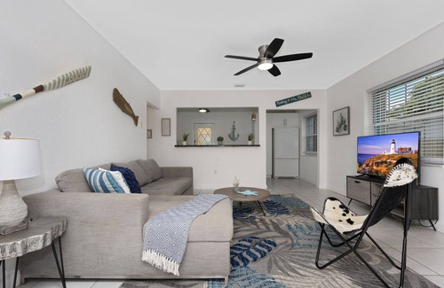 Parkside Apartment | Remodeled! 3/2 tropical retreat ★ Beach and shops