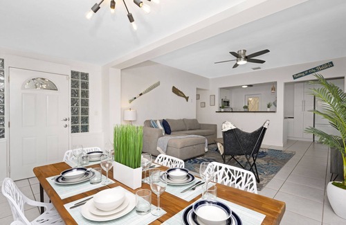 Parkside Apartment | Remodeled! 3/2 tropical retreat ★ Beach and shops