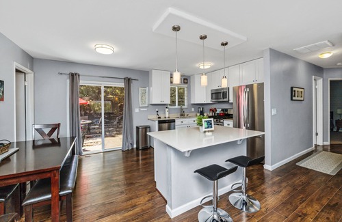 Prescott House | REMODELED 3Bd/2Bth TreeTop House -> Downtown Location w/Views & 5-STAR REVIEWS!