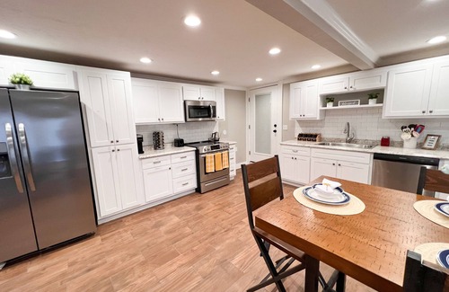 Lake City House | Remodeled and Convenient Downtown High Springs Retreat