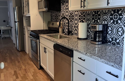 Rosedale Apartment | Remodeled Apartment with beautiful screen patio. Great location in KC!