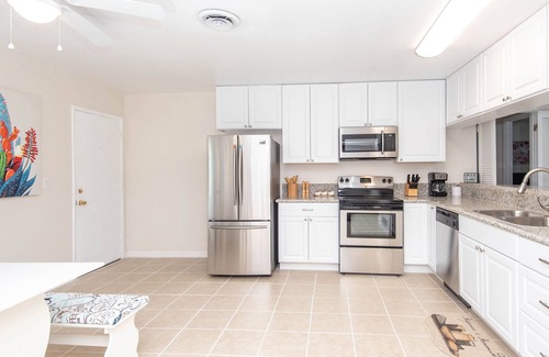 Roseville House | Remodeled, Artistic, close to everything, 2 car garage!
