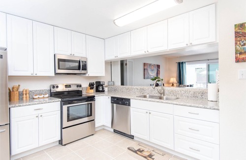 Roseville House | Remodeled, Artistic, close to everything, 2 car garage!